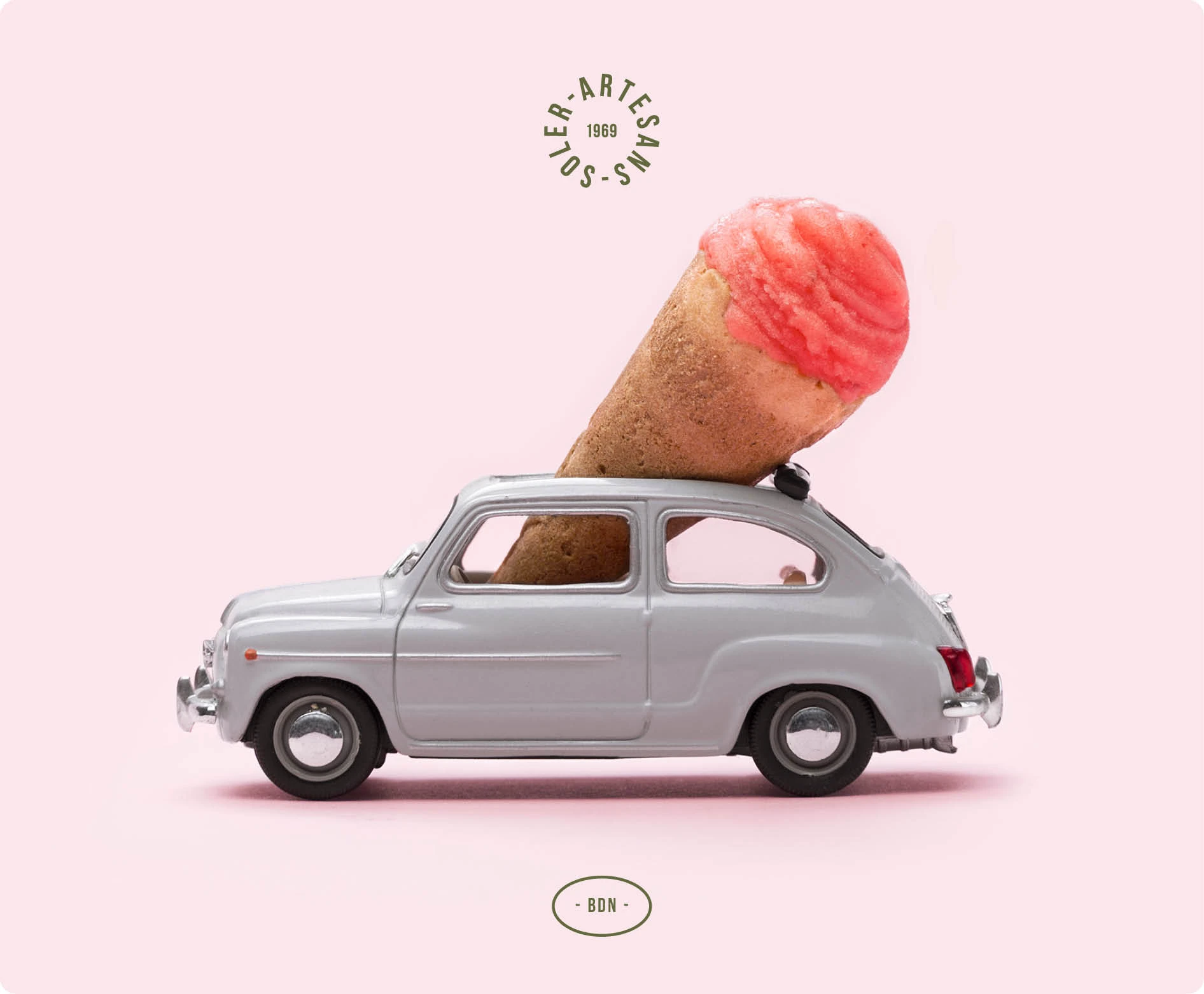 Coche con un helado